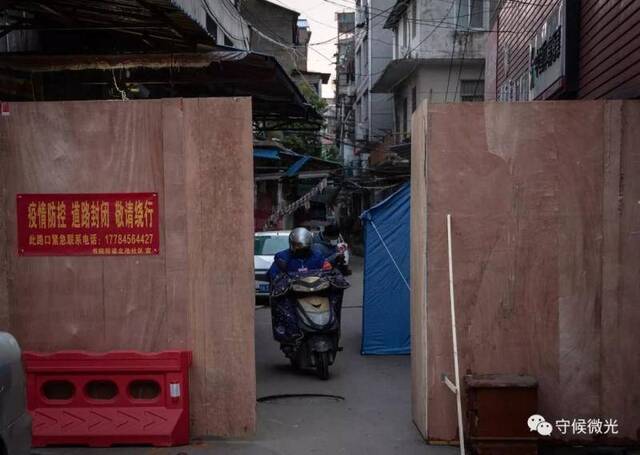  2月17日，湖北省孝感市，一个居民小区的入口被用木板挡住，只留一个容一人出入的空隙。中青报·中青网记者李峥苨/摄