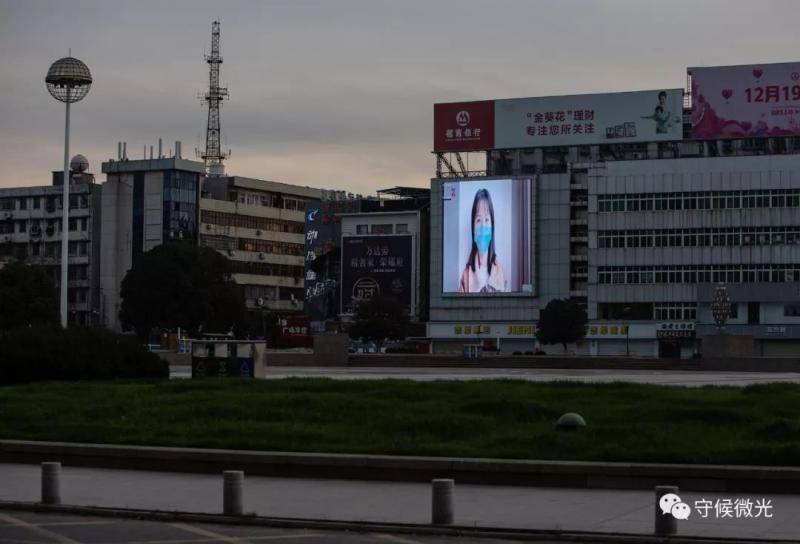  2月17日下午，湖北省孝感市人民广场，大屏幕仍在循环播放着防疫宣传片。中青报·中青网记者李峥苨/摄