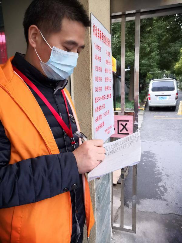 上海静安：纪检干部当“外卖员”，每天爬楼十几次给隔离家庭送物资
