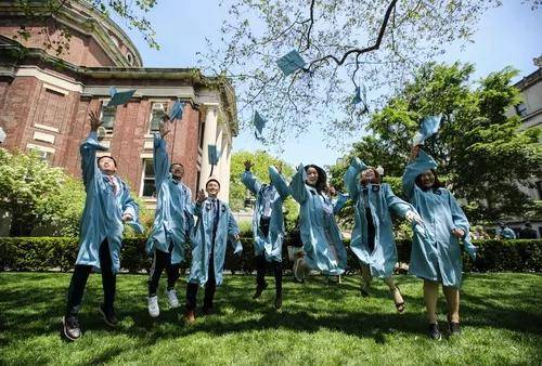 图为2019年5月22日，美国哥伦比亚大学的中国留学生参加毕业典礼时拍照。新华社记者王迎摄