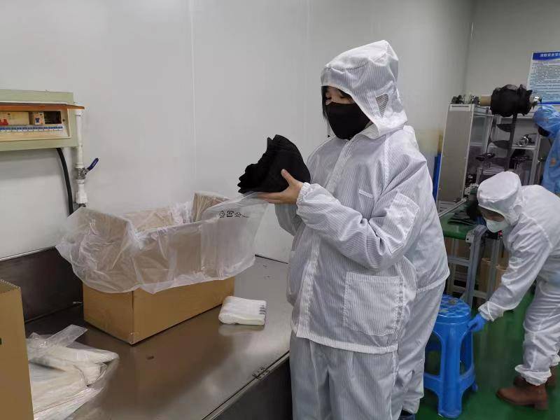 宝山区城管执法局团委书记施俐娜在口罩厂做志愿者。受访者供图