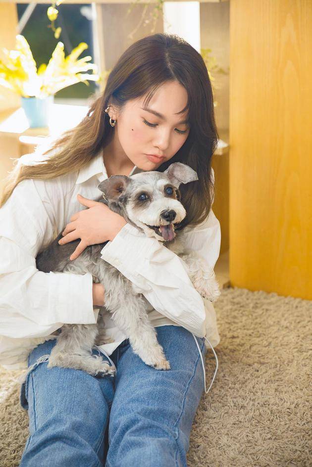 杨丞琳与爱犬感情非常好。