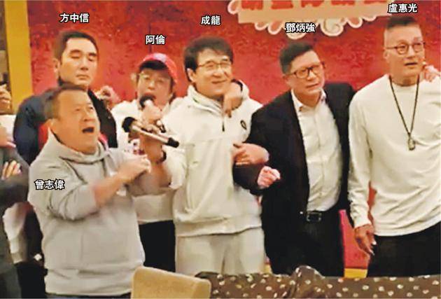 成龙搂着警队“一哥”邓炳强，与曾志伟、方中信、谭咏麟及卢惠光合唱《朋友》。