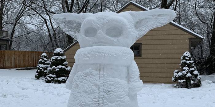 美加遭受暴风雪吹袭《星球大战》迷在雪地堆砌出尤达宝宝雪人“Snowda”