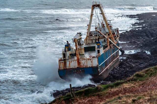 幽灵船“MV Alta”现身爱尔兰科克郡海岸半年前在非洲附近出现