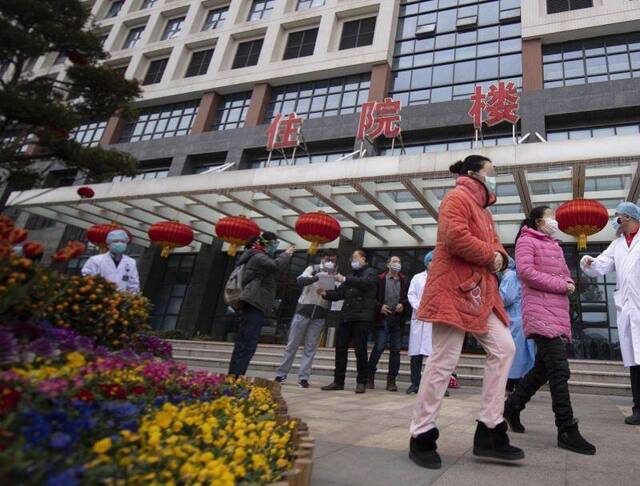 武汉协和医院西院31名重症患者治愈出院
