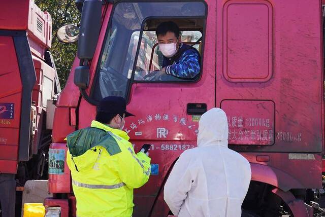 上海道口防控如何疏导车流、测体温，记者实地体验：这工作难吗？不难！累吗？非常！