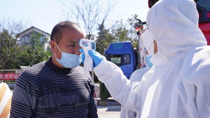 上海道口防控如何疏导车流、测体温，记者实地体验：这工作难吗？不难！累吗？非常！