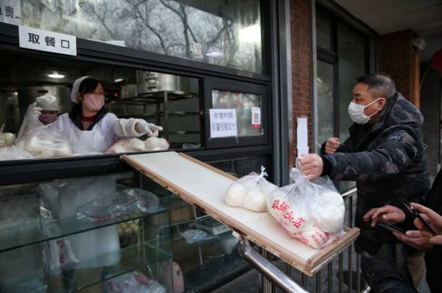 鼓楼馒头店自制一米板无接触卖馒头，豆包等主食。摄/新京报记者薛珺