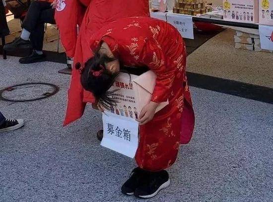 在寒风中，14岁的小女孩不断的鞠躬为武汉募捐