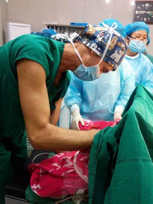  2015年，夏爱克在云南省红河县人民医院做手术。（图片由采访对象提供）