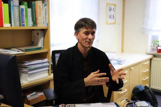  2月12日，夏爱克在德国阿尔滕施泰格的诊所接受记者采访。新华社记者左为摄
