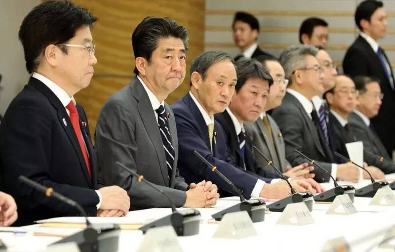 安倍晋三（左二）和内阁官员们14日在东京官邸出席防疫会议