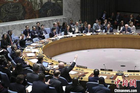 当地时间1月10日，联合国安理会在纽约联合国总部举行公开会，表决通过了德国和比利时提出的叙利亚跨境人道救援授权延期问题决议。。中新社记者廖攀摄