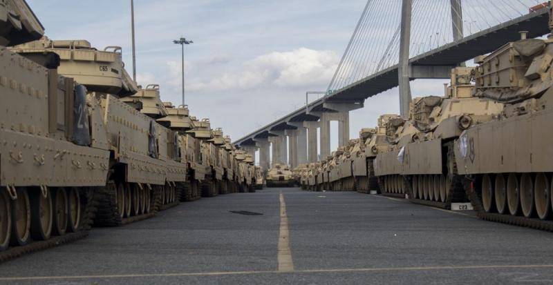 美装甲大军开赴欧洲军演 战车在码头集结密密麻麻