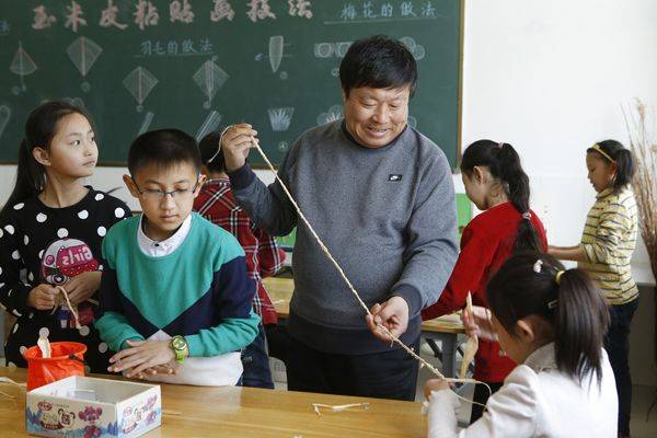 内蒙古赤峰乡村学校：没安排讲新课 鼓励孩子绘画和锻炼