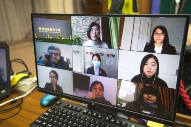 记者通过视频连线提问。新华社记者肖艺九摄