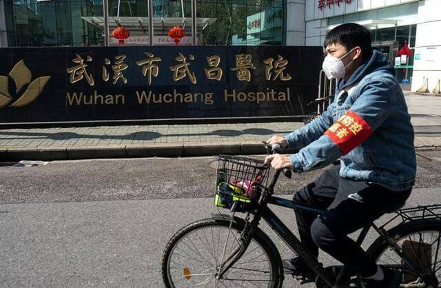 2月21日，一名市民经过武汉市武昌医院。（新华社记者熊琦摄）
