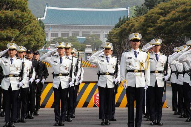 资料图：韩国青瓦台警卫（韩联社）