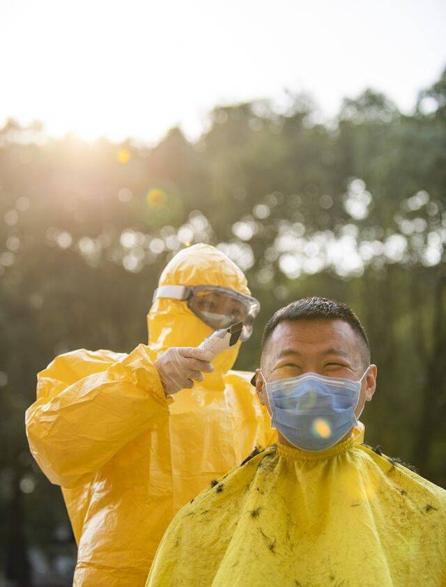 武汉理发师志愿者为医疗队义务理发