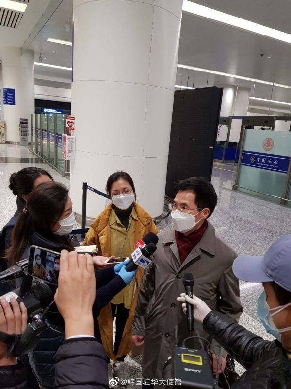 2月20日凌晨，新任韩国驻武汉总领事姜承锡抵达武汉履新。（图片源自韩国驻华大使馆官方微博）