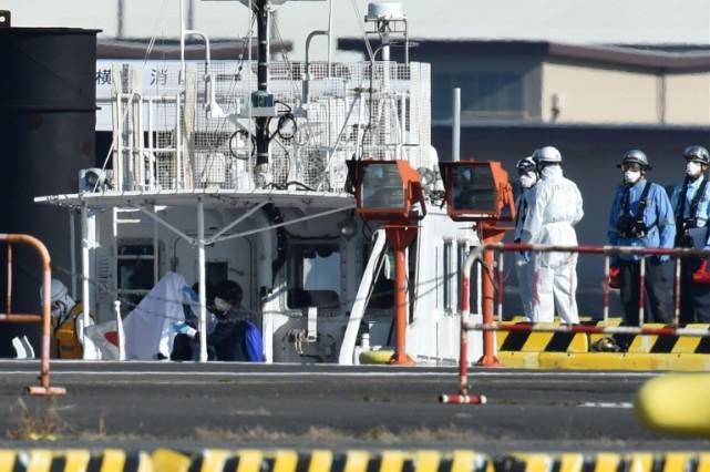 目前，已有4名曾经在“钻石公主”号邮轮上进行防疫作业的厚生劳动省职员被确诊。图据NHK