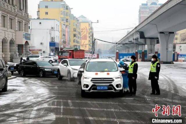 图为哈尔滨市交警在岗位执勤。高阳摄