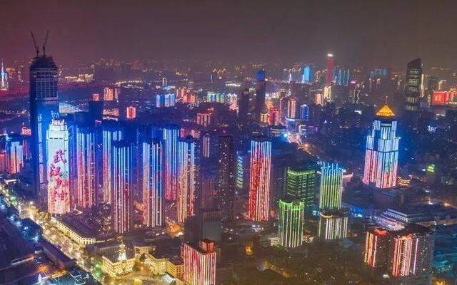 “封城”第七日，1月29日晚，武汉街头许多标志性建筑打出“武汉加油”的灯光字样。拍者许星星摄