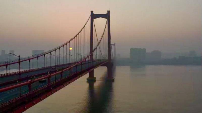 画家杨倩拍摄的长江大桥日出。受访者供图