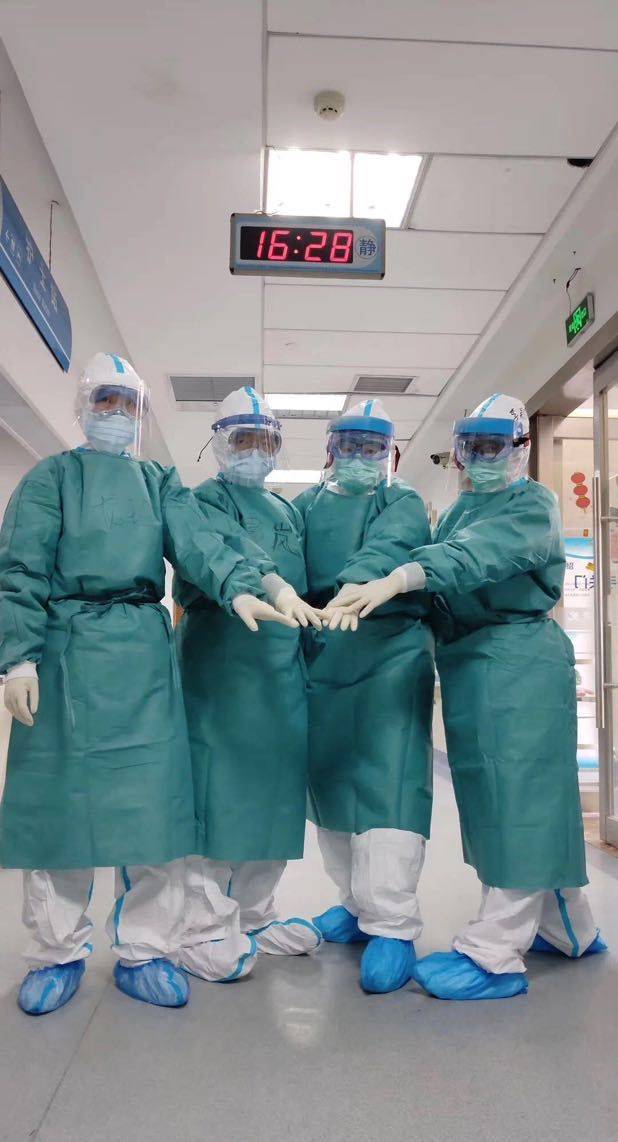 南方医科大学南方医院支援湖北疫情防控医疗队队员在武汉汉口医院援助。受访者供图