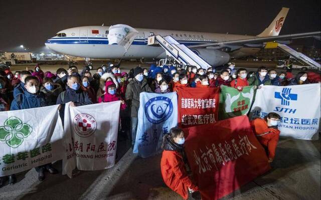 1月27日，北京首都国际机场，援鄂医疗队队员登机前合影。摄影/新京报记者陶冉