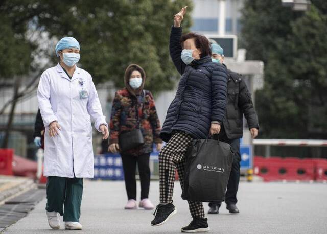  2月13日，武汉协和医院西院，4名确诊患者出院，其中一名患者跳起舞蹈。摄影/新京报记者陶冉