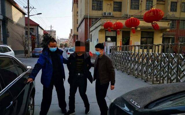 两人制售假口罩被河南警方通缉，一人已被捕
