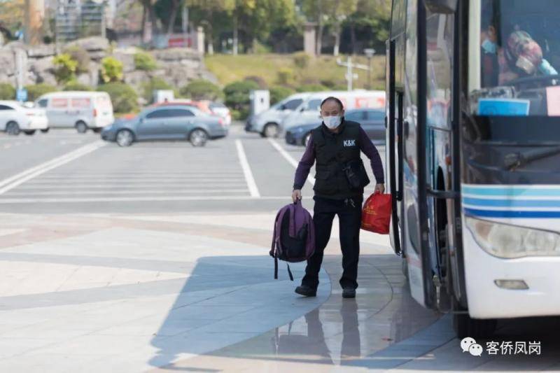 “亲，欢迎回家！”凤岗专车陆续接回务工人员返岗