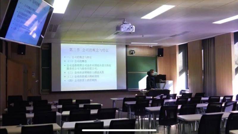 寒假中，很多清华大学教师在做在线教学准备，讲台下空无一人