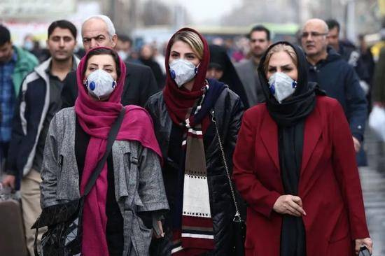 伊朗德黑兰大巴扎（集市），妇女们戴上了防护口罩来源：路透社