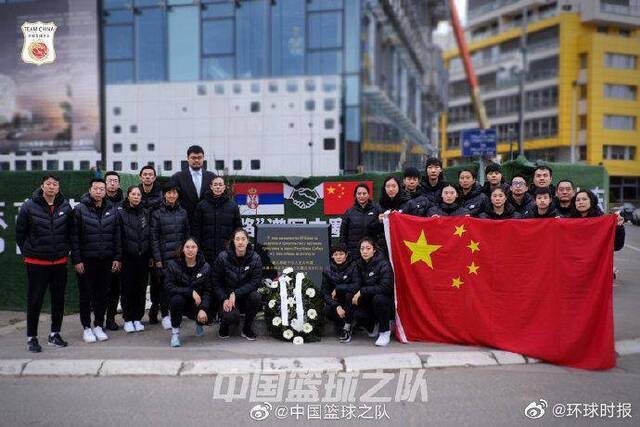 姚明与中国女篮向中国驻南联盟被炸使馆旧址敬献花圈
