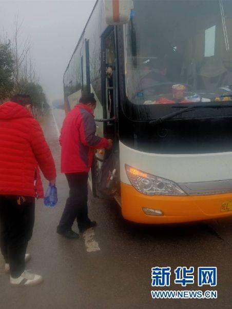 “包车”运送安徽籍工人返岗。甘肃省公航旅公建集团供图