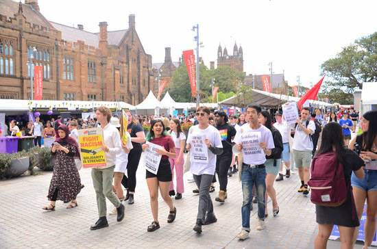 悉尼大学本科学生会组织反对歧视及旅行禁令的游行活动（摄影梁淑怡）