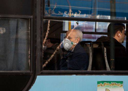 2月23日，伊朗首都德黑兰公交车内，一些市民戴上口罩。新华社发