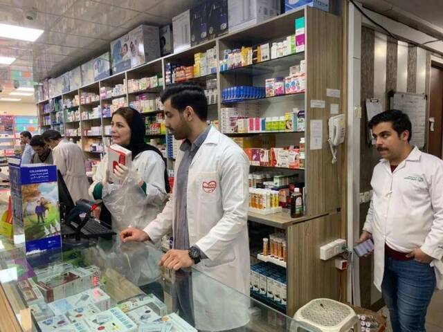 2月23日，伊朗首都德黑兰一家药店内，销售人员大多没有戴口罩。新华社记者陈霖摄