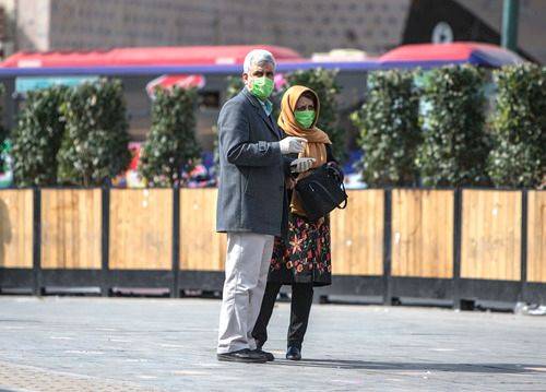  2月23日，伊朗首都德黑兰街头，一些市民戴上口罩。新华社发