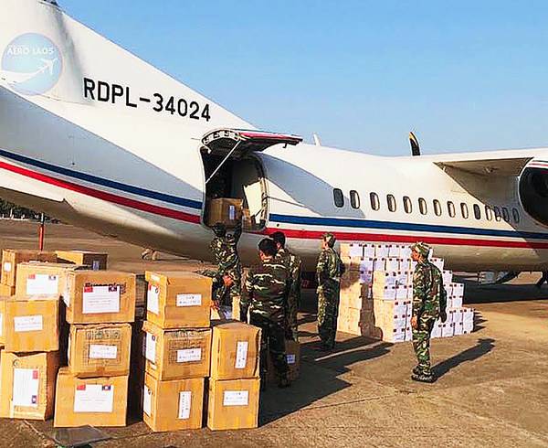“新舟”飞机运载老挝捐赠防疫物资抵达国内