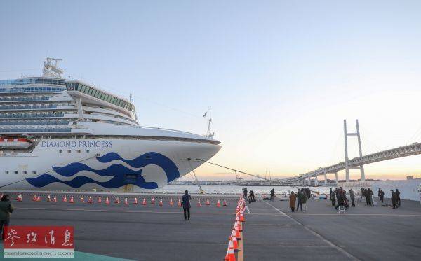 资料图片：2月6日，在日本横滨，“钻石公主”号邮轮停靠在港口。新华社记者杜潇逸摄