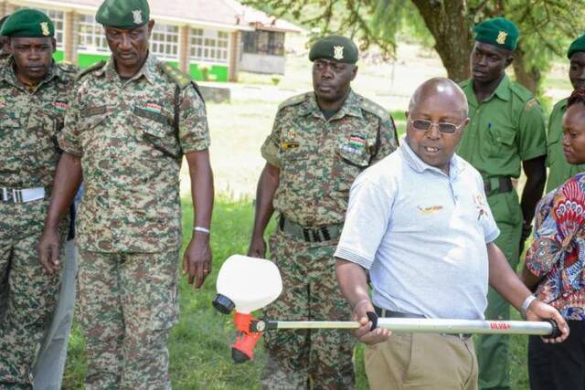 这是2月13日在肯尼亚奈瓦沙，肯尼亚某服务队成员接受灭蝗培训。新华社发（罗伯特摄）