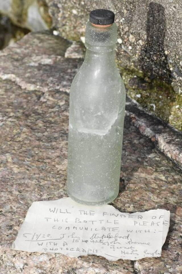 英国属地泽西岛男子在沙滩散步时意外发现82年前漂流瓶