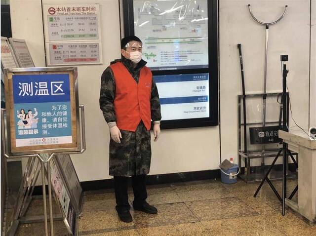 上海战役手记 穿上转业前配发的迷彩雨衣，我站在地铁闸机前