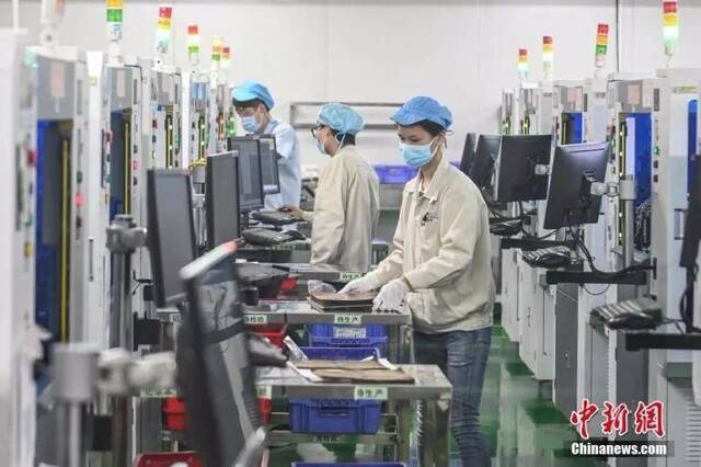 资料图：广州某公司复工人员戴口罩工作。中新社记者陈骥旻摄