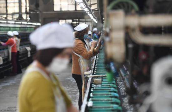  2月24日，工人在湖州浙丝二厂有限公司的缫丝车间作业。新华社图