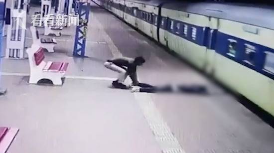 印度男子赶火车摔倒头被卡站台缝隙 铁警一招救命